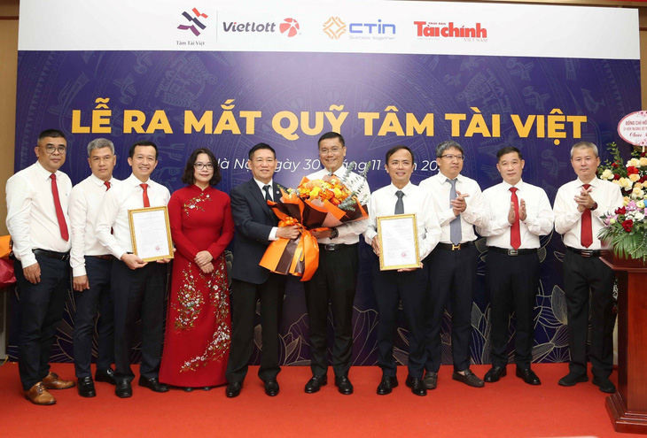 Ủy viên BCH Trung ương Đảng, Bộ trưởng Bộ Tài chính Hồ Đức Phớc tặng hoa chúc mừng Quỹ Tâm Tài Việt chính thức hoạt động
