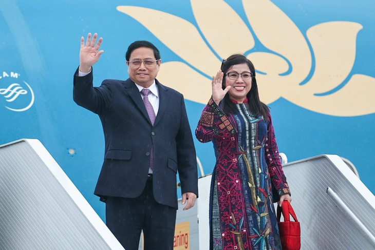 Thủ tướng Phạm Minh Chính và phu nhân đến sân bay ở thủ đô Budapest, Hungary trưa 18-1 (giờ địa phương) - Ảnh: NHẬT BẮC