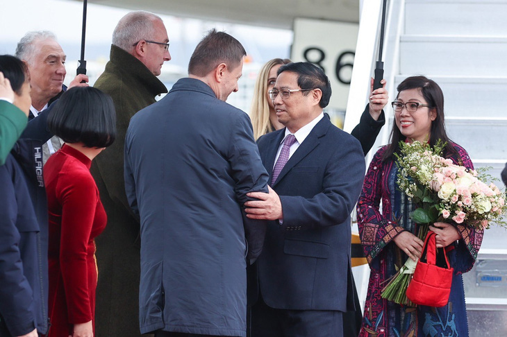 Các quan chức Hungary đón Thủ tướng Phạm Minh Chính và phu nhân tại sân bay ở Budapest trưa 18-1 - Ảnh: NHẬT BẮC