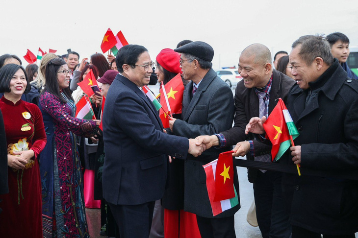 Kiều bào và cán bộ Đại sứ quán Việt Nam ở Hungary đón Thủ tướng Phạm Minh Chính tại sân bay ở Budapest trưa 18-1 - Ảnh: NHẬT BẮC
