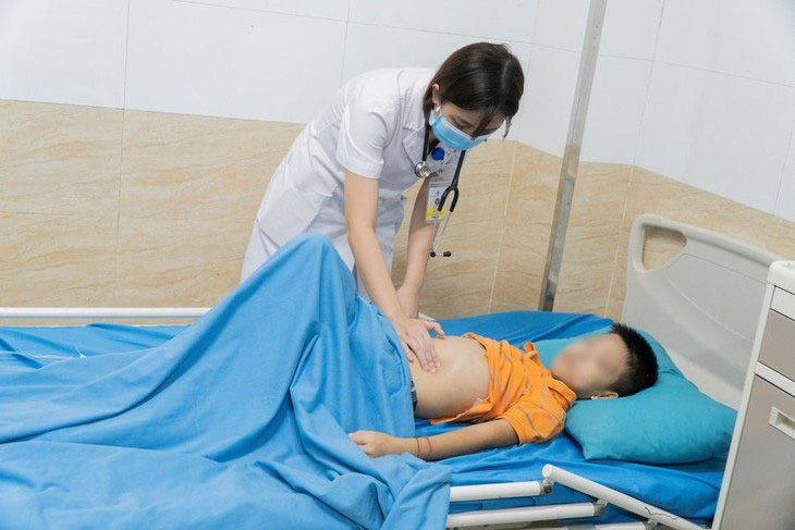 Trẻ bị bệnh viêm mao mạch dị ứng tại Bệnh viện Đa khoa Hùng Vương - Ảnh: BVCC