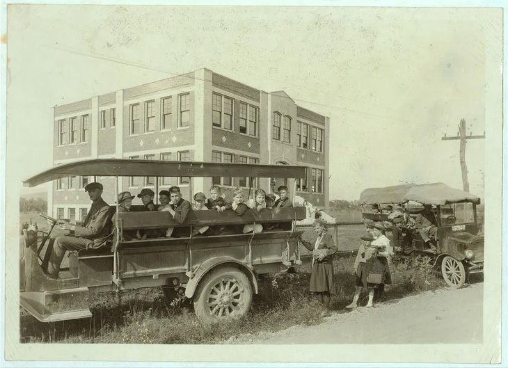Chiếc xe đưa đón học sinh những năm 1930 ở Mỹ - Ảnh: GETTY IMAGES