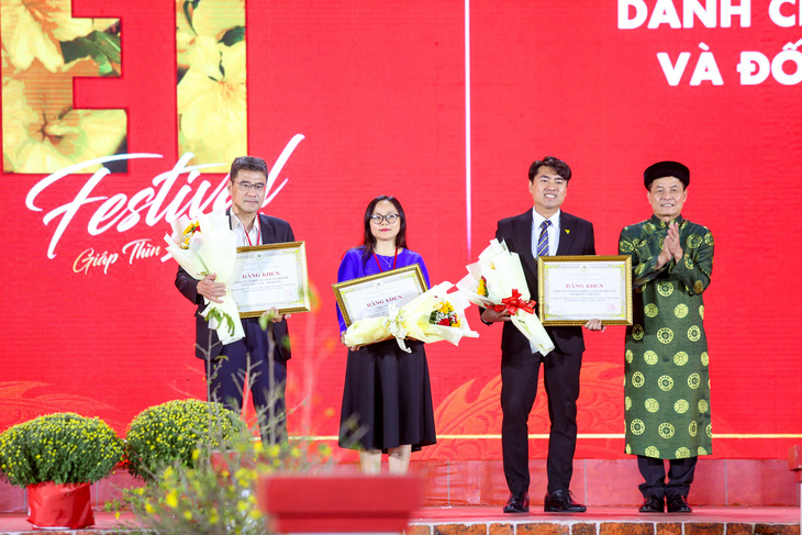 Chương trình Ngày của phở của báo Tuổi Trẻ nhận bằng khen của Hiệp hội Văn hóa ẩm thực Việt Nam (VCCA) tối 19-1 - Ảnh: PHƯƠNG QUYÊN