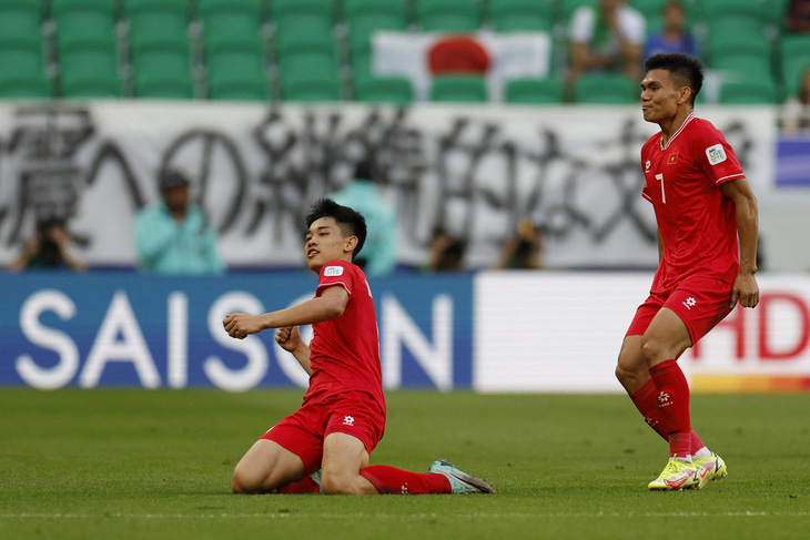 Đình Bắc (trái) ghi bàn trong trận gặp Nhật Bản - Ảnh: REUTERS