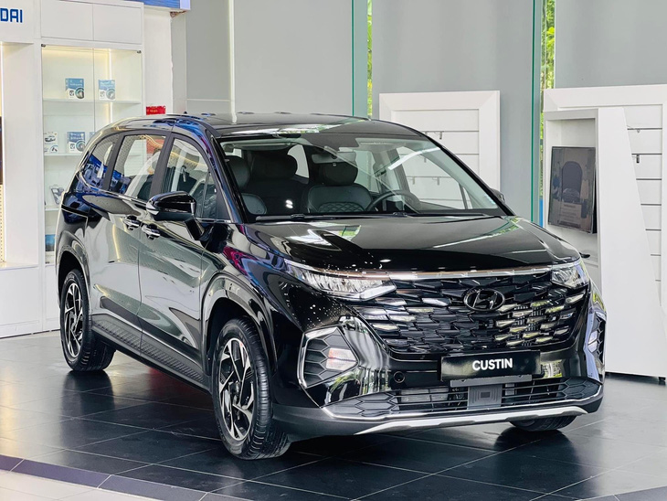 Tin tức giá xe: Hyundai Custin giảm giá tại đại lý, bản cao cấp rẻ hơn Innova Cross Hybrid- Ảnh 1.