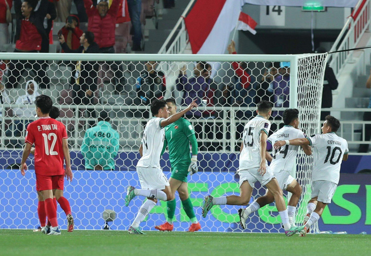 Các cầu thủ Indonesia ăn mừng bàn thắng vào lưới Việt Nam từ chấm 11m - Ảnh: HOÀNG TUẤN