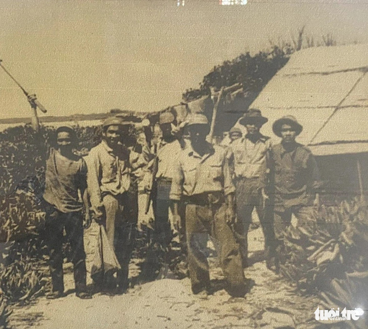 Bức ảnh có nội dung: Lực lượng bảo vệ bắt giữ ngư dân Trung Quốc xâm phạm chủ quyền của Việt Nam tại đảo Quang Hòa (thuộc quần đảo Hoàng Sa) năm 1959 - Ảnh: TRƯỜNG TRUNG chụp lại