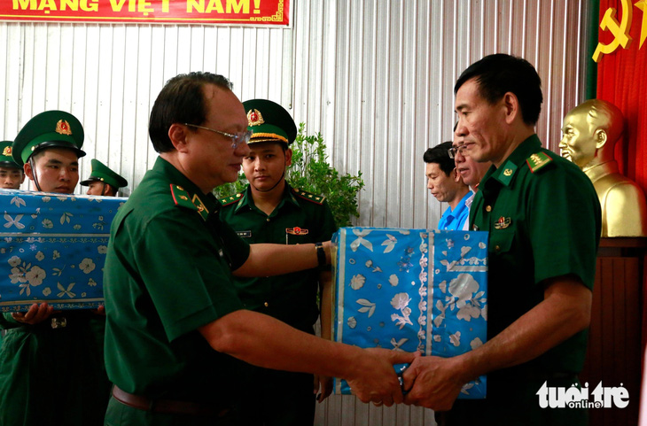 Thiếu tướng Nguyễn Hoài Phương - phó tư lệnh Bộ đội biên phòng Việt Nam - trao quà cho Đồn biên phòng Xẻo Nhàu vào chiều 18-1 - Ảnh: MINH KHANG