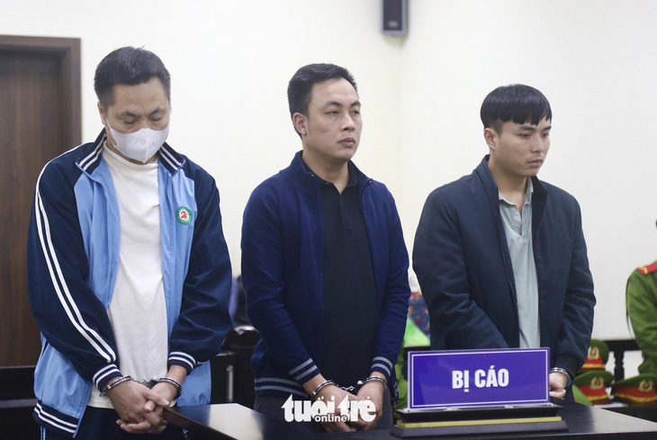 Các bị cáo Việt, Nhân, Tùng (từ trái qua) tại phiên tòa chiều 19-1 - Ảnh: DANH TRỌNG