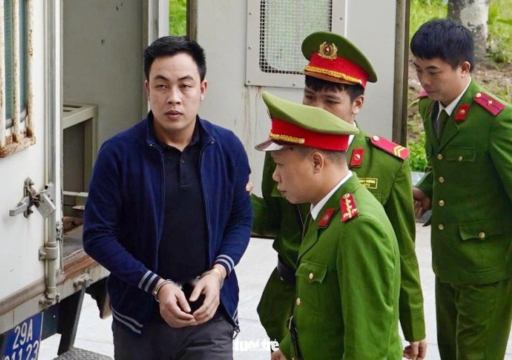 Bị cáo Nguyễn Văn Nhân được dẫn giải vào phòng xét xử - Ảnh: DANH TRỌNG