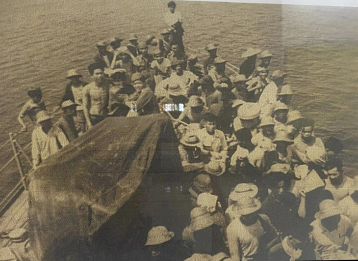 Bức ảnh có nội dung: Ngày 26-2-1959, tại cảng Đà Nẵng, quyết định thả các ngư phủ Trung Quốc xâm nhập trái phép quần đảo Hoàng Sa ngày 24-2-1959 - Ảnh: TRƯỜNG TRUNG chụp lại