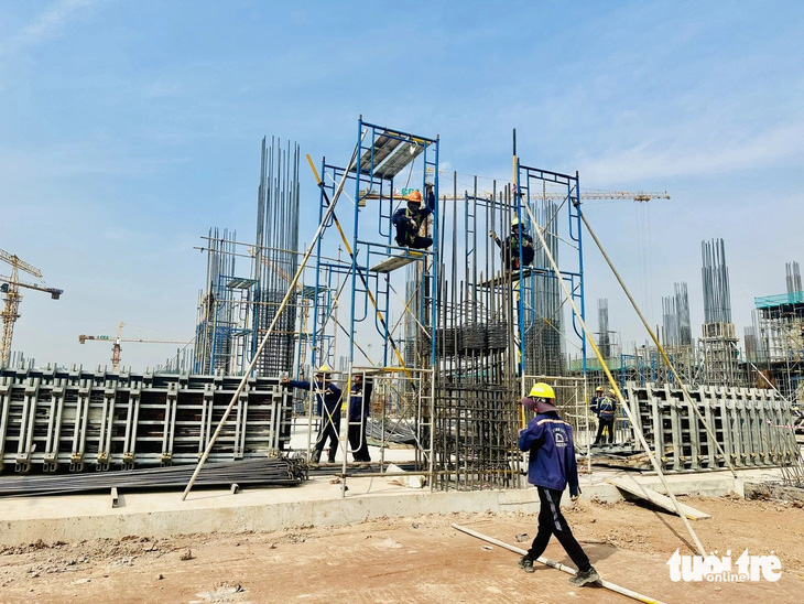 Công nhân nhộn nhịp làm việc tại dự án xây dựng nhà ga hành khách T3 Tân Sơn Nhất. Chủ đầu tư cam kết sẽ hoàn thành, vận hành khai thác vào tháng 6-2025 - Ảnh: CÔNG TRUNG