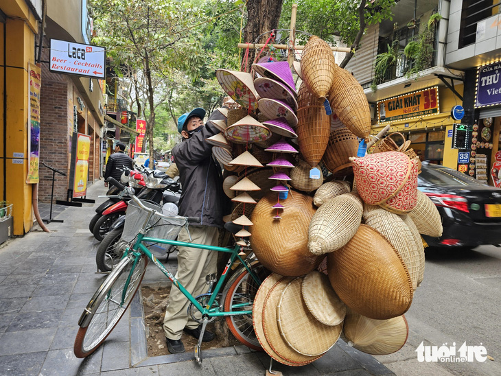 Chiếc xe đạp Thống Nhất trên đường phố Hà Nội những ngày cuối năm - Ảnh: NGỌC HIỂN