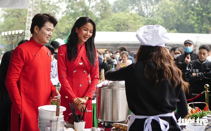 Hoa hậu H'Hen Niê và MC Vũ Mạnh Cường trò chuyện với thí sinh dự thi vòng chung kết cuộc thi &quot;Đi tìm người nấu phở ngon 2022&quot; - Ảnh: NGUYỄN HIỀN