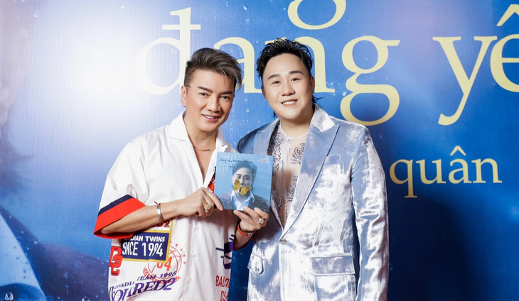 Đàm Vĩnh Hưng (bìa trái) chúc mừng Trung Quân ra album đầu tay - Ảnh: BTC