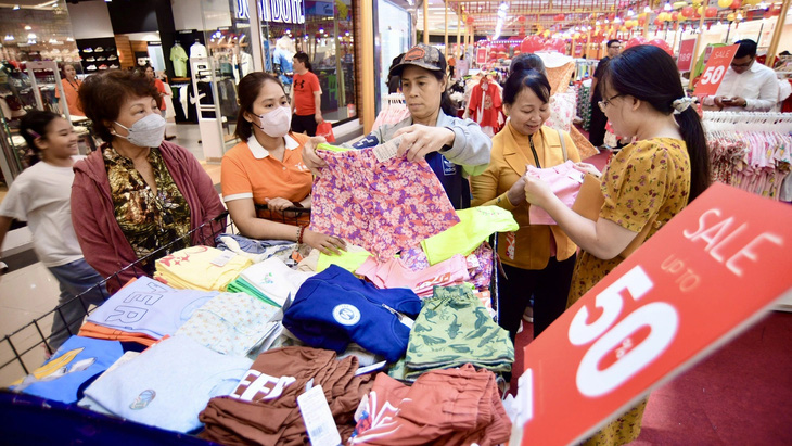 Mặt hàng thời trang giảm giá mạnh trong mùa mua sắm Tết để kéo khách mua - Ảnh : QUANG ĐỊNH