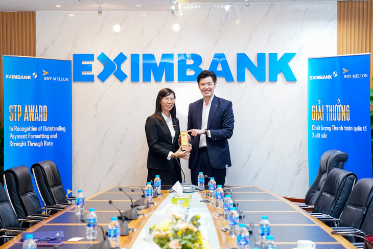 Bà Nguyễn Thị Hồng Phúc - Phó Giám đốc phụ trách khối Vận hành - đại diện Eximbank nhận giải thưởng - Ảnh: EIB