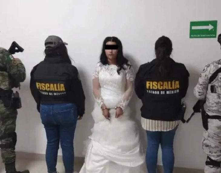 Cô dâu bị bắt khi đang mặc váy cưới.