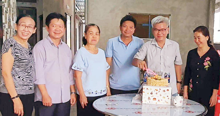 Cô giáo Nguyễn Thị Kiệp (bìa trái) và cô giáo dạy văn (thứ ba từ trái qua) gặp lại lứa học trò cách đây 35 năm Ảnh: THANH TUẤN
