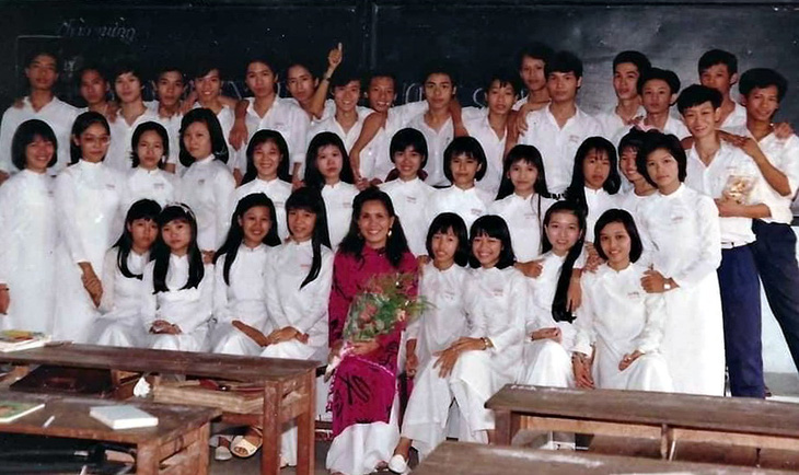 Cô giáo và học trò lớp 12A4 bên những chiếc bàn học cũ kỹ đã trở thành kỷ niệm mãi không quên ở trường Nguyễn Thượng Hiền - Ảnh: tư liệu