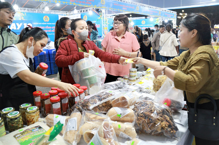 Công nhân, người lao động khó khăn ở Đà Nẵng mua sắm tại chợ Tết Công đoàn - Ảnh: ĐOÀN NHẠN