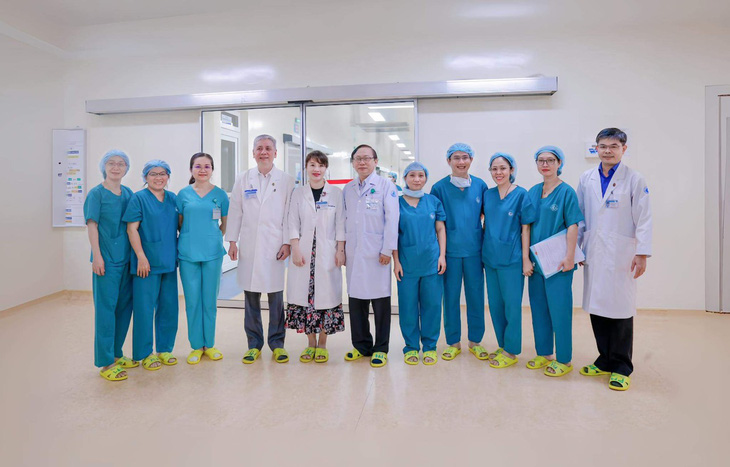 Lãnh đạo Bệnh viện Nhi đồng 1 và Bệnh viện Từ Dũ, cùng ê kíp y bác sĩ trực tiếp thực hiện can thiệp cho hai tim bào thai đầu tiên ở Việt Nam - Ảnh: BVCC
