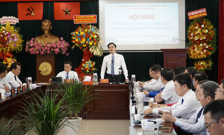 Giám đốc Sở Giao thông vận tải TP.HCM Trần Quang Lâm báo cáo tại hội nghị - Ảnh: TUẤN ANH