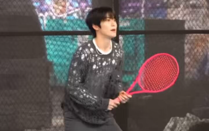 Lạ mắt khi sao Hàn Quốc Jae Hyun chơi quần vợt