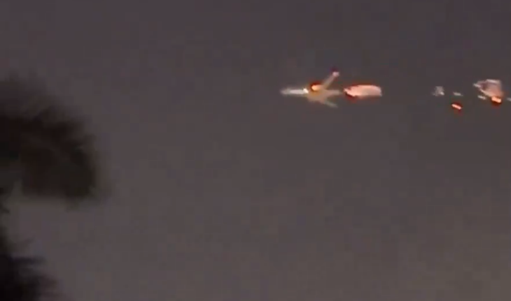 Ảnh chụp từ video trên mạng xã hội X cho thấy một bên cánh máy bay Boeing 747-8 của Hãng Atlas Air bốc cháy dữ dội khi máy bay này tìm cách hạ cánh khẩn cấp