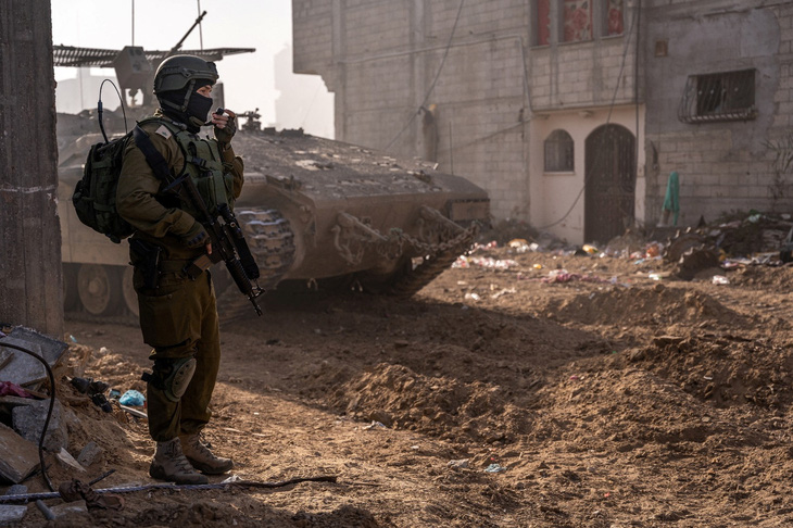 Một binh sĩ Israel tác chiến trên chiến trường Dải Gaza hồi đầu tháng 1 - Ảnh: REUTERS