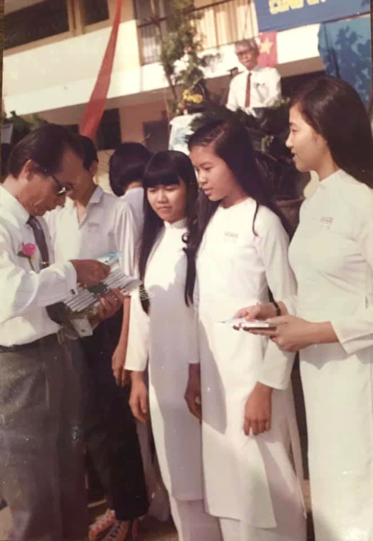 Thầy hiệu trưởng Nguyễn Hữu Nghi tặng giấy khen cho học sinh - Ảnh tư liệu