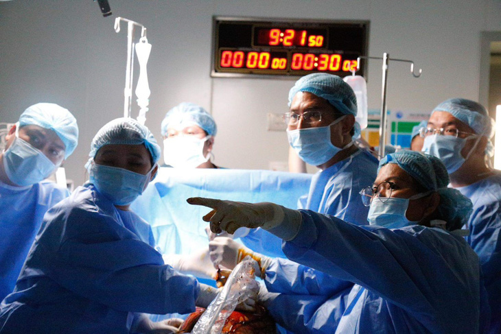 Ê kíp bác sĩ Bệnh viện Nhi đồng 1 và Bệnh viện Từ Dũ (TP.HCM) trong ca can thiệp bào thai đầu tiên - Ảnh: BVCC