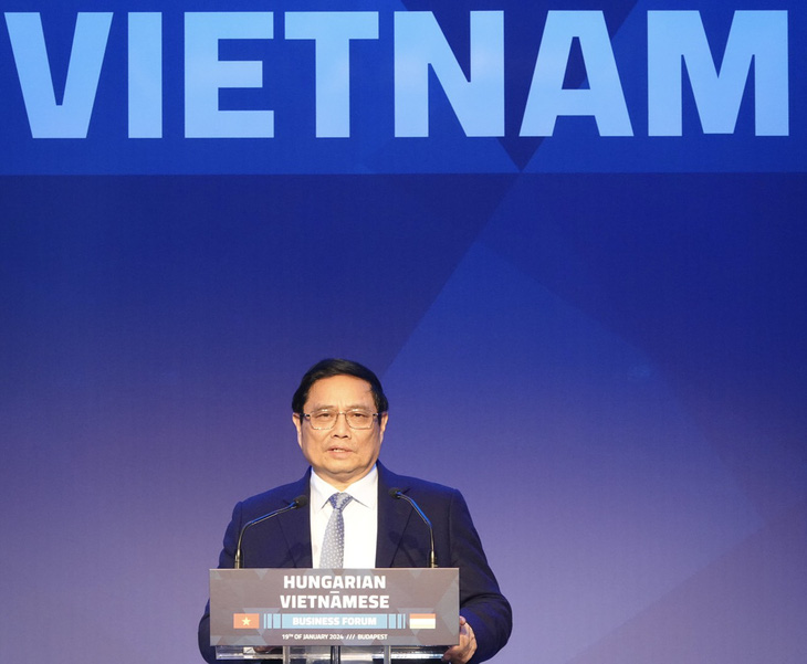 Thủ tướng Phạm Minh Chính phát biểu tại Diễn đàn doanh nghiệp Việt Nam - Hungary ở Budapest chiều 19-1 giờ địa phương - Ảnh: QUỲNH TRUNG