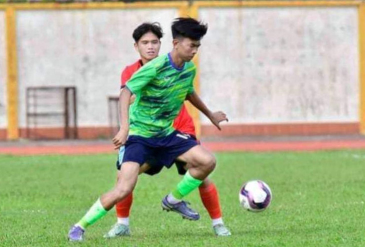 Trương Hoàng Nam (áo xanh) khi thi đấu cho U19 Cần Thơ - Ảnh: NĂNG KHIẾU CẦN THƠ