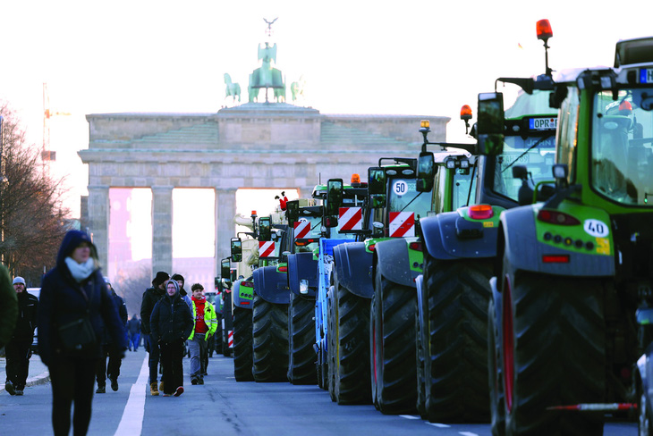 Máy cày chiếm đại lộ trước cổng chào Brandenburg nổi tiếng ở Berlin. Ảnh: Getty Images