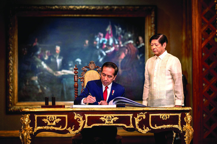 Tổng thống Jokowi ký sổ lưu niệm trong sự chứng kiến của chủ nhà Marcos Jr. tại dinh tổng thống Philippines ngày 10-1. Ảnh: Reuters