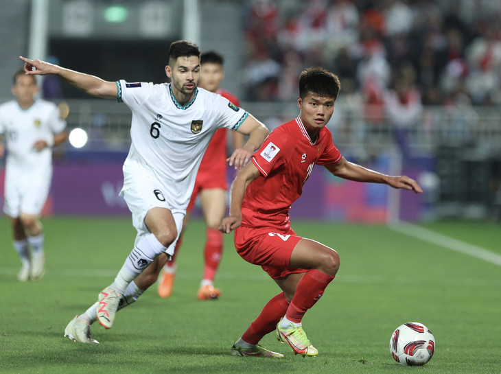 HLV Philippe Troussier dùng nhiều cầu thủ trẻ trong trận thua Indonesia ở Asian Cup 2023 - Ảnh: HOÀNG TUẤN