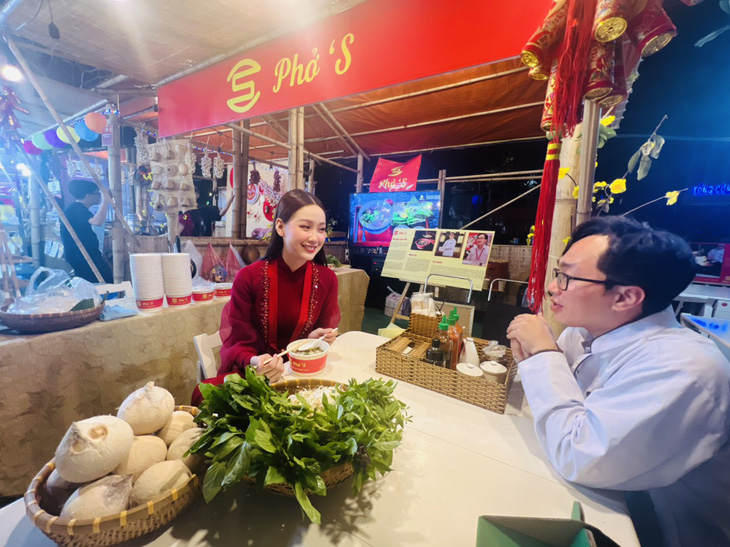 Hoa hồi vàng Nguyễn Tự Tin (chủ phở’S) và Đại sứ Vietnam Phở Festival tại Nhật - Hoa hậu Bảo Ngọc - Ảnh: MINH HUỲNH