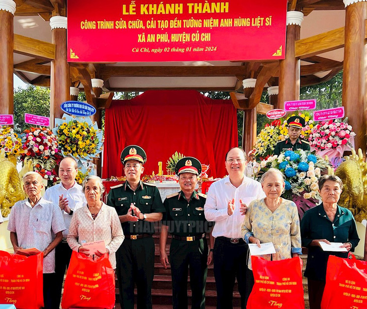 Phó bí thư thường trực Thành ủy TP.HCM Nguyễn Hồ Hải trao quà cho các hộ dân - Ảnh: THÀNH ỦY TP.HCM