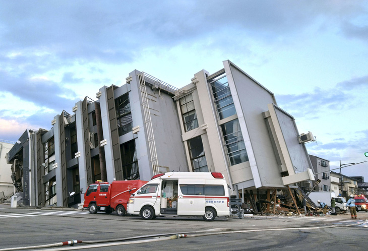 Một tòa nhà tại thành phố Wajima, tỉnh Ishikawa đổ sập do trận động đất chiều 1-1 - Ảnh: REUTERS