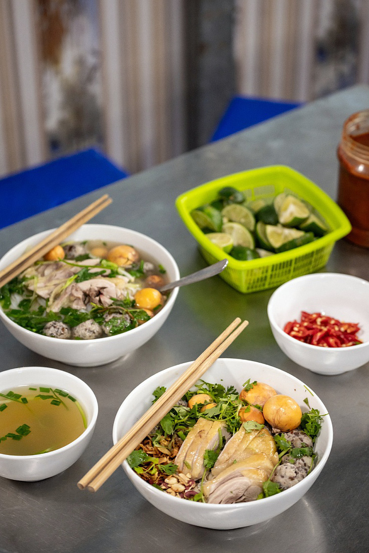 Phở gà Nguyệt là nơi nhất định phải thử nằm trên đường 5B Phủ Doãn, Hà Nội - Ảnh: Linh Pham/ MICHELIN Guide Việt Nam