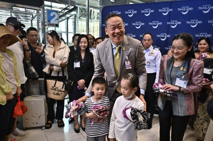 Thủ tướng Thái Lan Srettha Thavisin đích thân đến sân bay Suvarnabhumi đón đoàn khách Trung Quốc đầu tiên theo chương trình miễn thị thực kéo dài 5 tháng - Ảnh: AFP