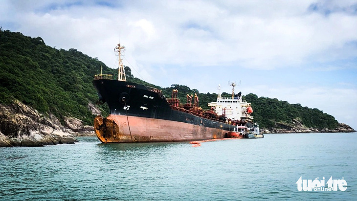 Con &quot;tàu ma&quot; mang theo hơn 30.000m3 dầu đang mắc cạn tại Khu bảo tồn biển Cù Lao Chàm, Hội An - Ảnh: V.THUẬN 