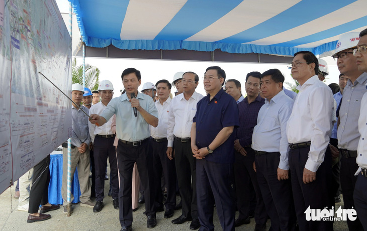 Chủ tịch Quốc hội Vương Đình Huệ nghe báo cáo tiến độ thi công dự án cao tốc Biên Hòa - Vũng Tàu - Ảnh: ĐÔNG HÀ