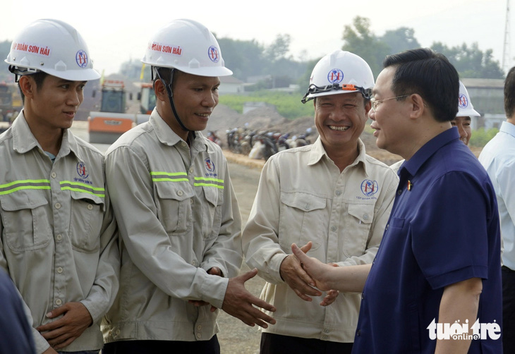 Chủ tịch Quốc hội Vương Đình Huệ bắt tay hỏi thăm kỹ sư, công nhân đang thi công cao tốc Biên Hòa - Vũng Tàu - Ảnh: ĐÔNG HÀ