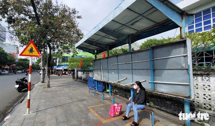 Nhà chờ xe buýt trên đường Trần Hưng Đạo (phường 4, TP Tuy Hòa) chỉ còn trơ khung sắt, phần mái che đã hoen gỉ - Ảnh: NGUYỄN HOÀNG