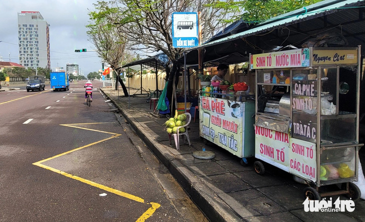 Điểm dừng xe buýt trên đường Lê Duẩn (phường 7, TP Tuy Hòa) bị người dân lấn chiếm bán quán trong thời gian dài - Ảnh: NGUYỄN HOÀNG