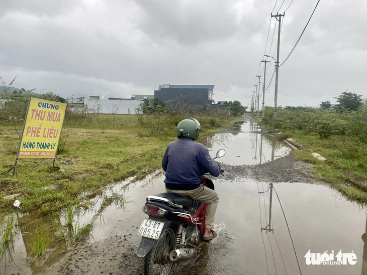 Nhiều hố xuất hiện vào mùa mưa trên các tuyến đường khu tái định cư xã Hòa Liên, huyện Hòa Vang, Đà Nẵng - Ảnh: TRƯỜNG TRUNG