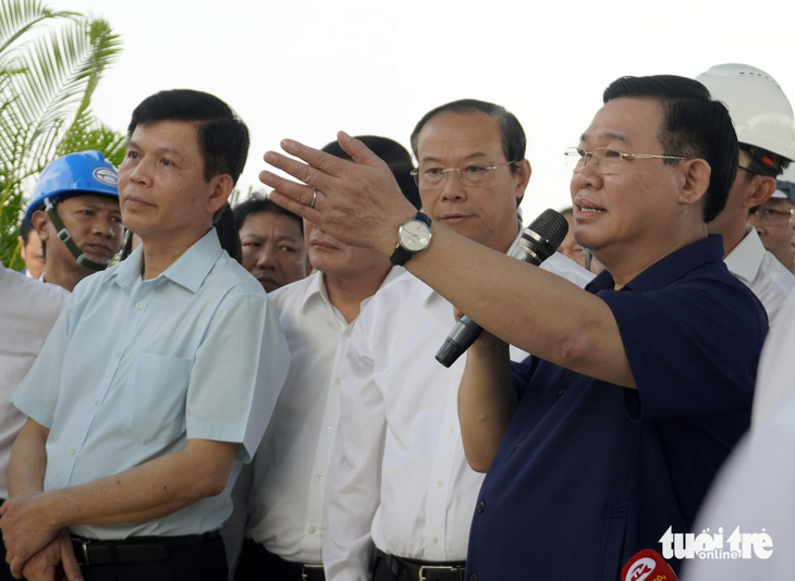 Chủ tịch Quốc hội Vương Đình Huệ phát biểu tại công trường cao tốc Biên Hòa - Vũng Tàu sáng 2-1 - Ảnh: ĐÔNG HÀ
