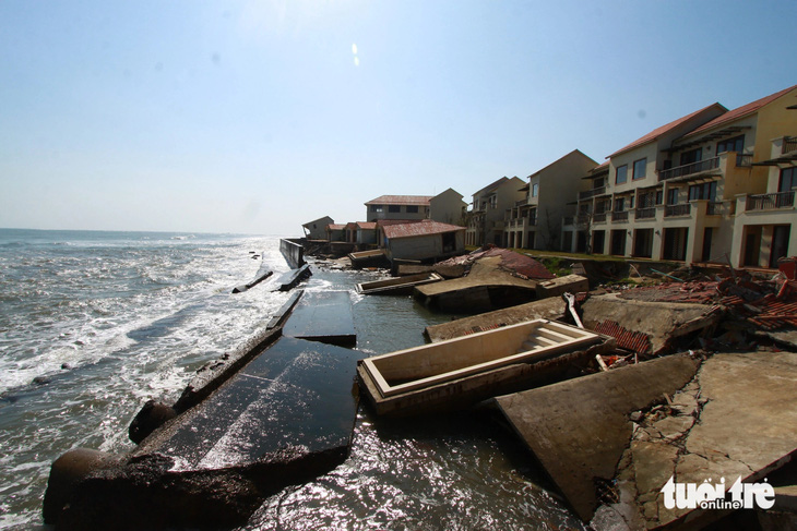Một khu resort tại bờ biển Hội An bị sóng xâm thực đánh tan nát phải bỏ hoang nhiều năm qua - Ảnh: TẤN LỰC 